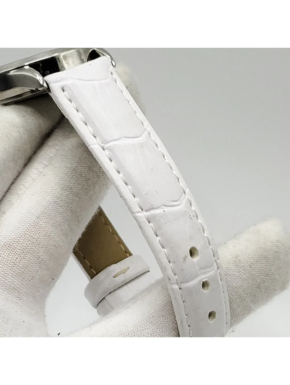 Q&Q Quartz Womens Watch 30mm White Leather Band New Battery